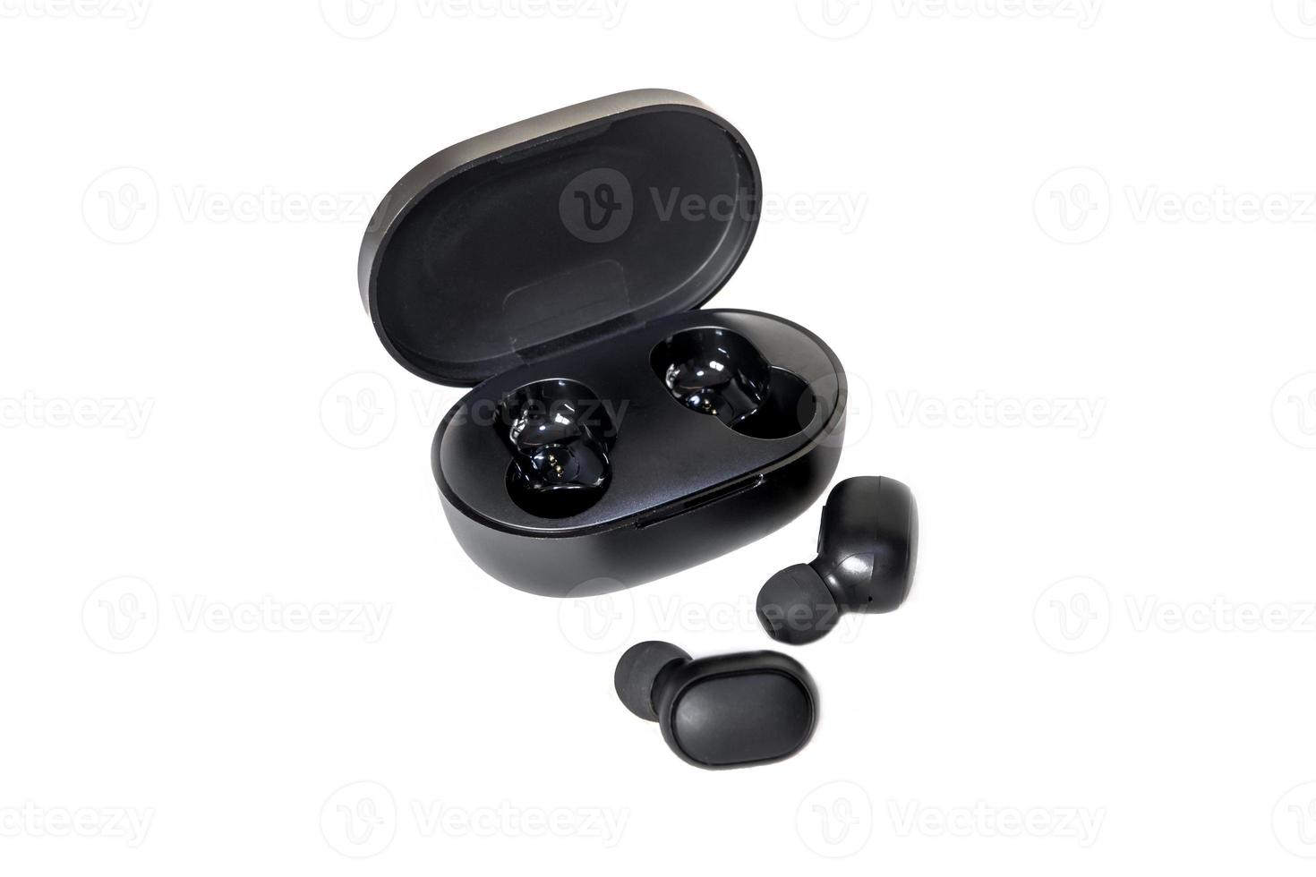 draadloze oortelefoon bluetooth spraakbesturing met oplader geïsoleerd op witte achtergrond foto