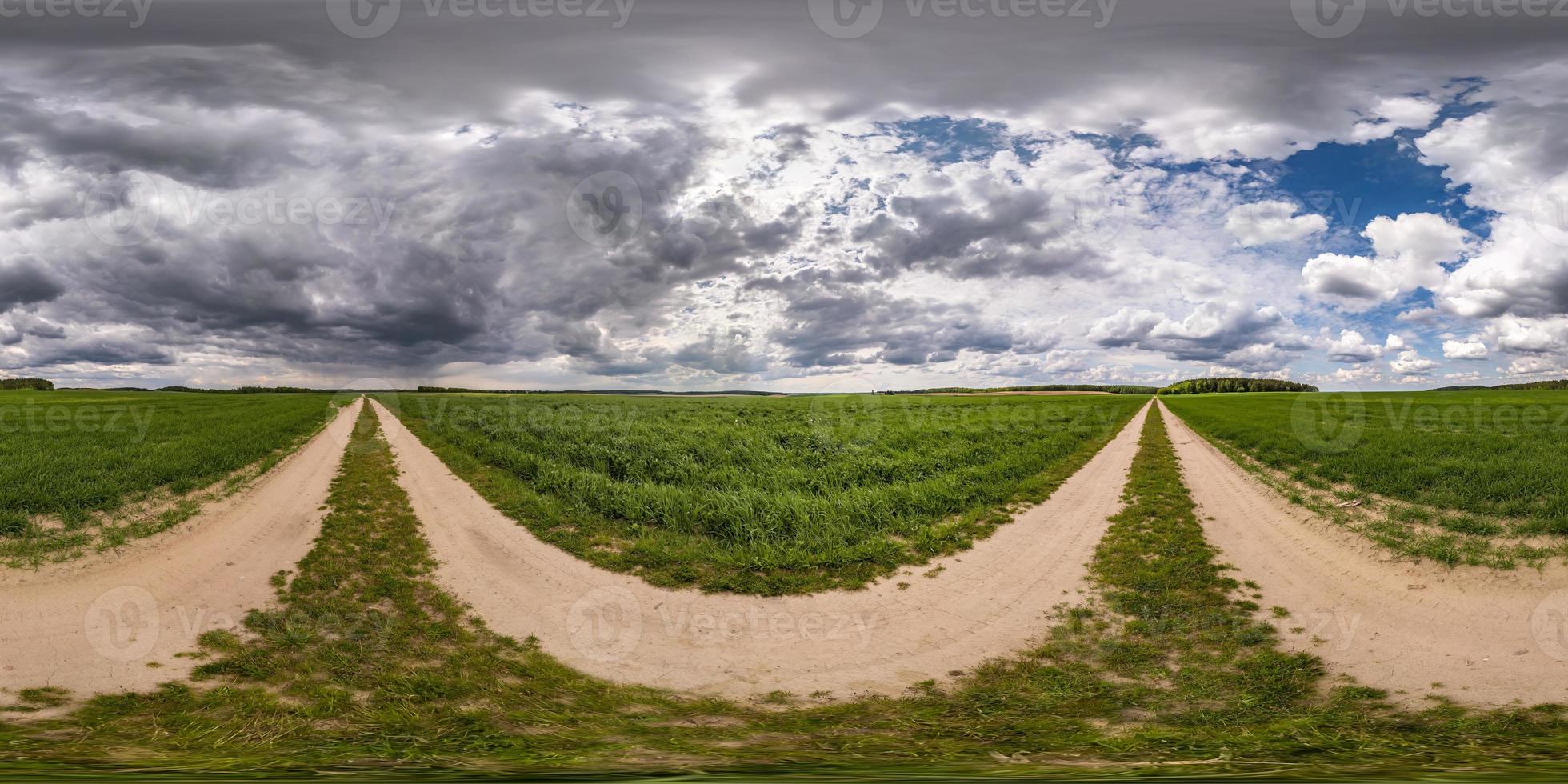 volledig naadloos bolvormig hdri-panorama 360 graden kijkhoek op onverharde weg tussen velden met bewolkte lucht voor storm in equirectangular projectie, klaar voor vr ar virtual reality-inhoud foto