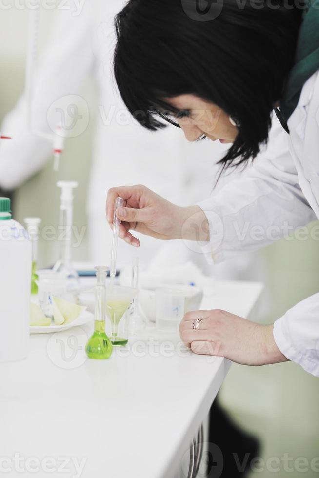 jonge vrouw in laboratorium foto