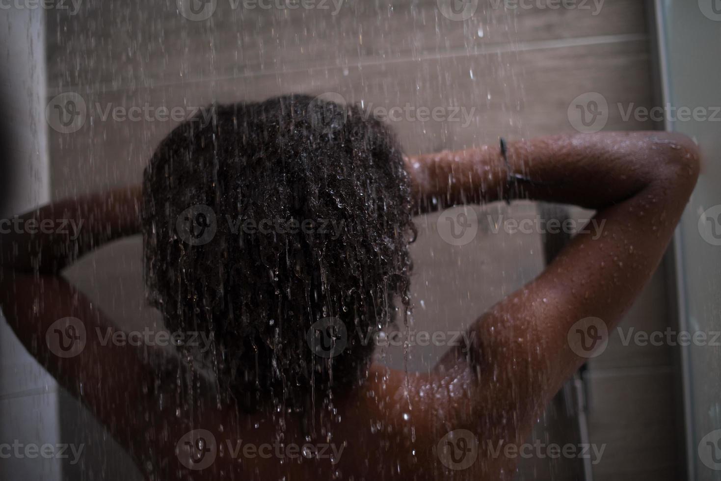 Afro-Amerikaanse vrouw onder de douche foto