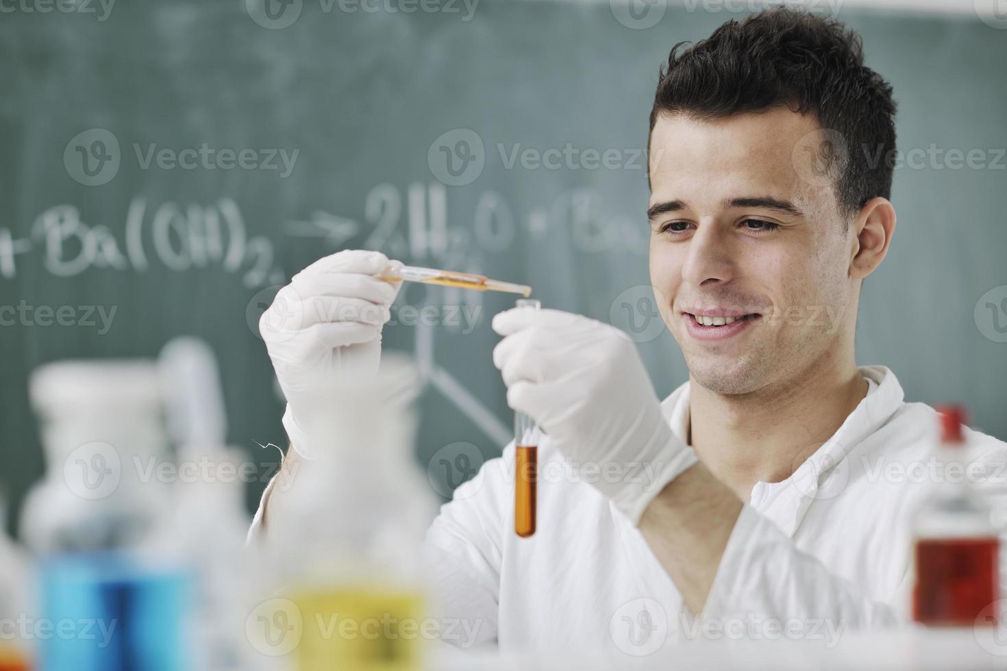 jonge wetenschapper in lab foto