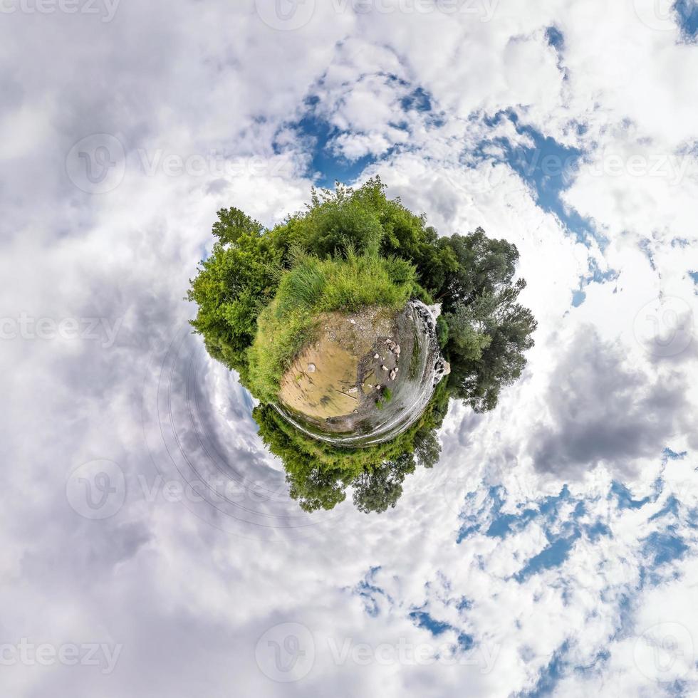 kleine planeet transformatie van bolvormig panorama 360 graden. sferische abstracte luchtfoto in veld met geweldige mooie wolken. kromming van de ruimte. foto