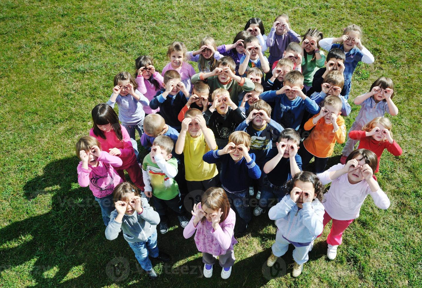 voorschoolse kinderen buiten veel plezier foto