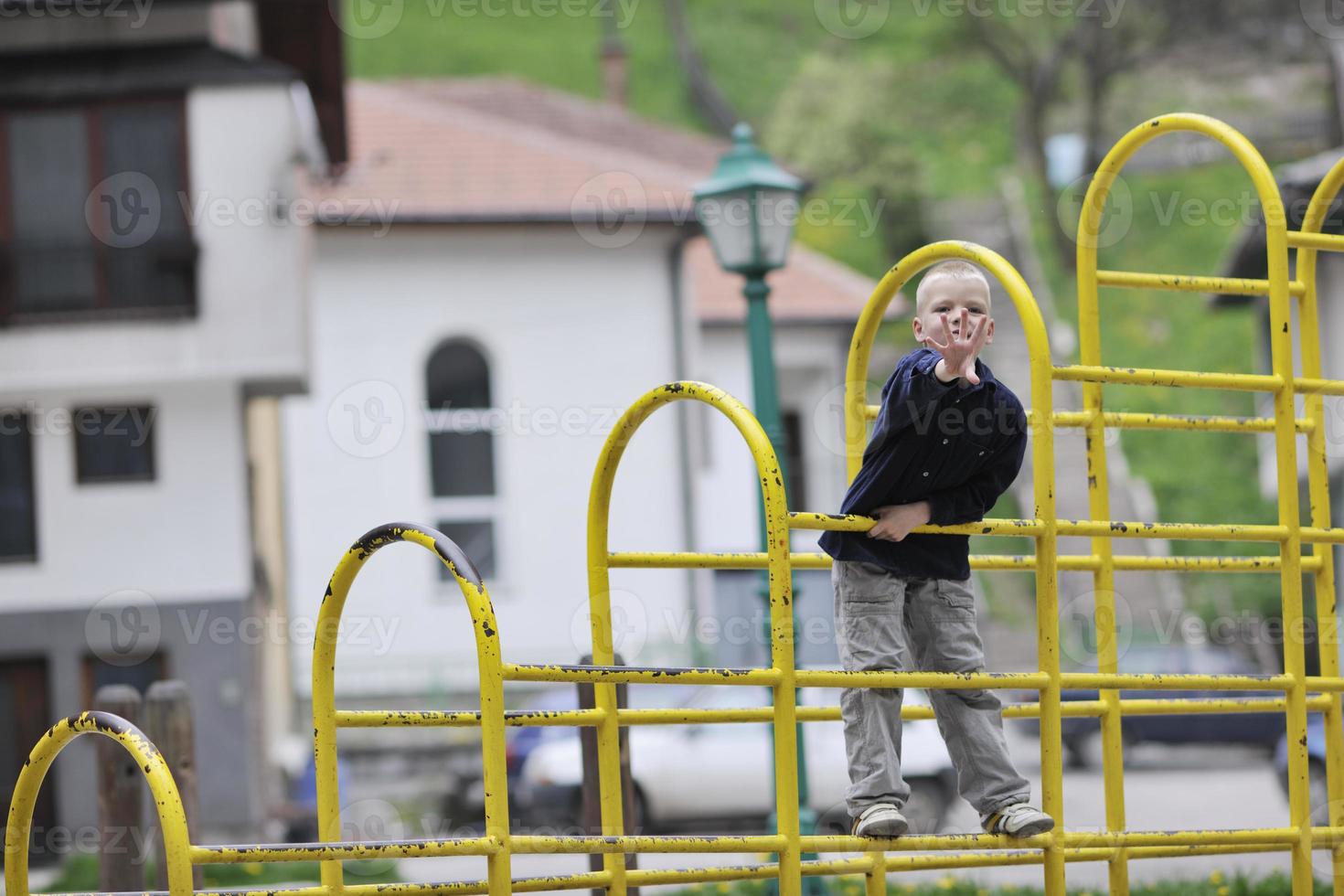blonde jongen in het park foto