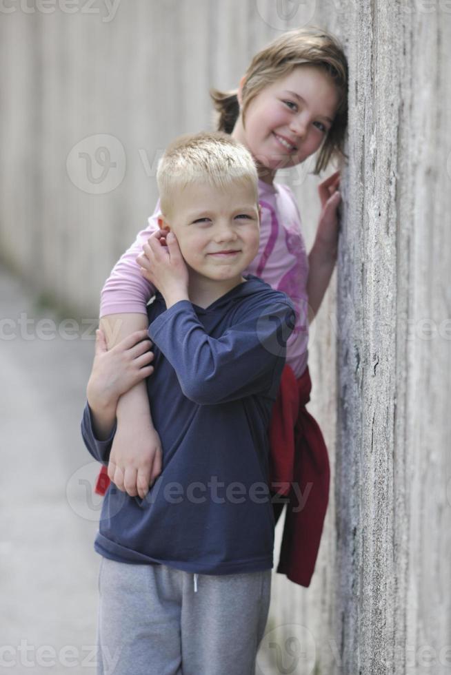 broer en zus buiten portret foto