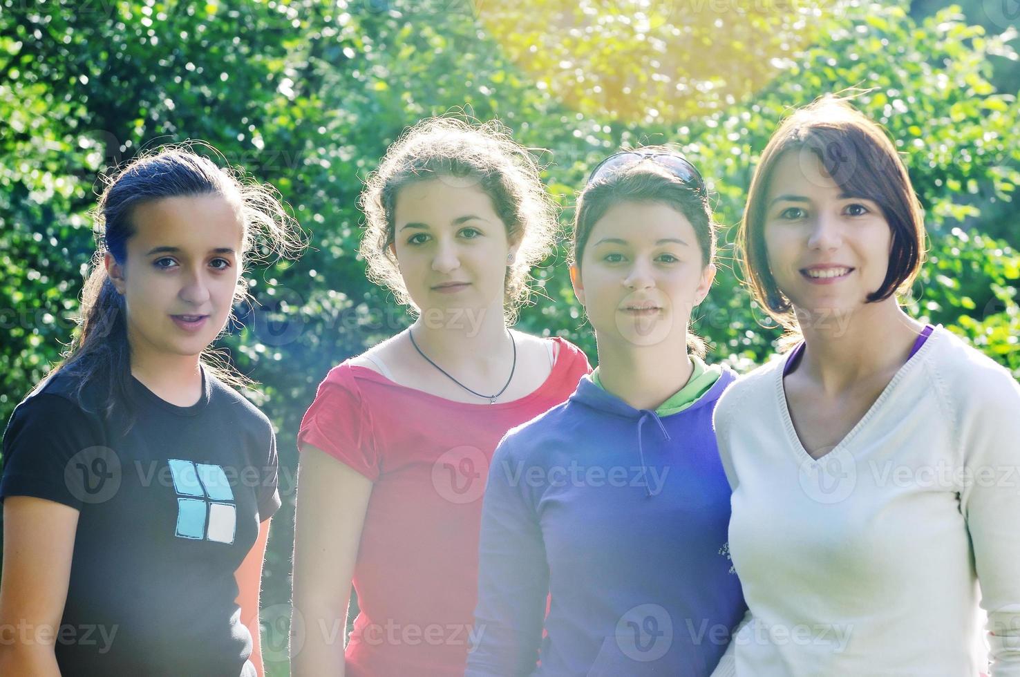 tiener meisjes groep buiten foto