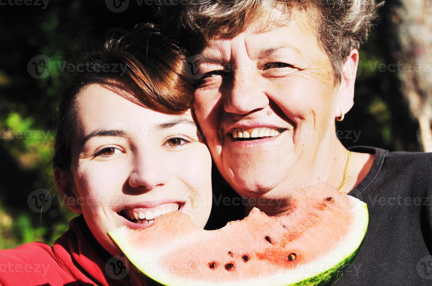 gelukkig gezin buiten foto