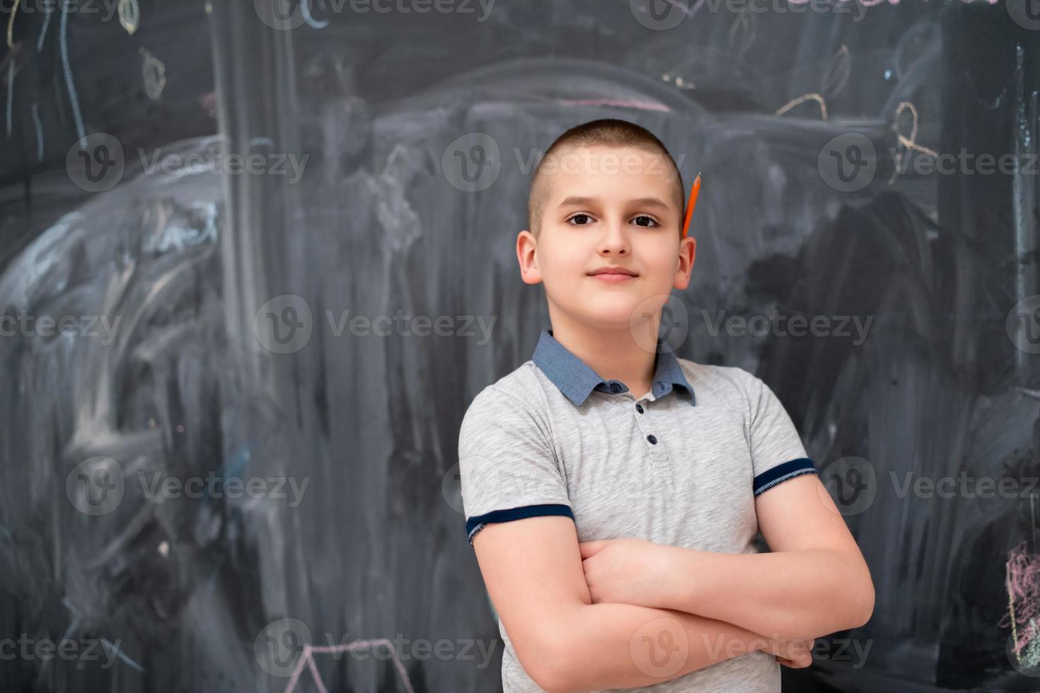 portret van kleine jongen voor schoolbord foto