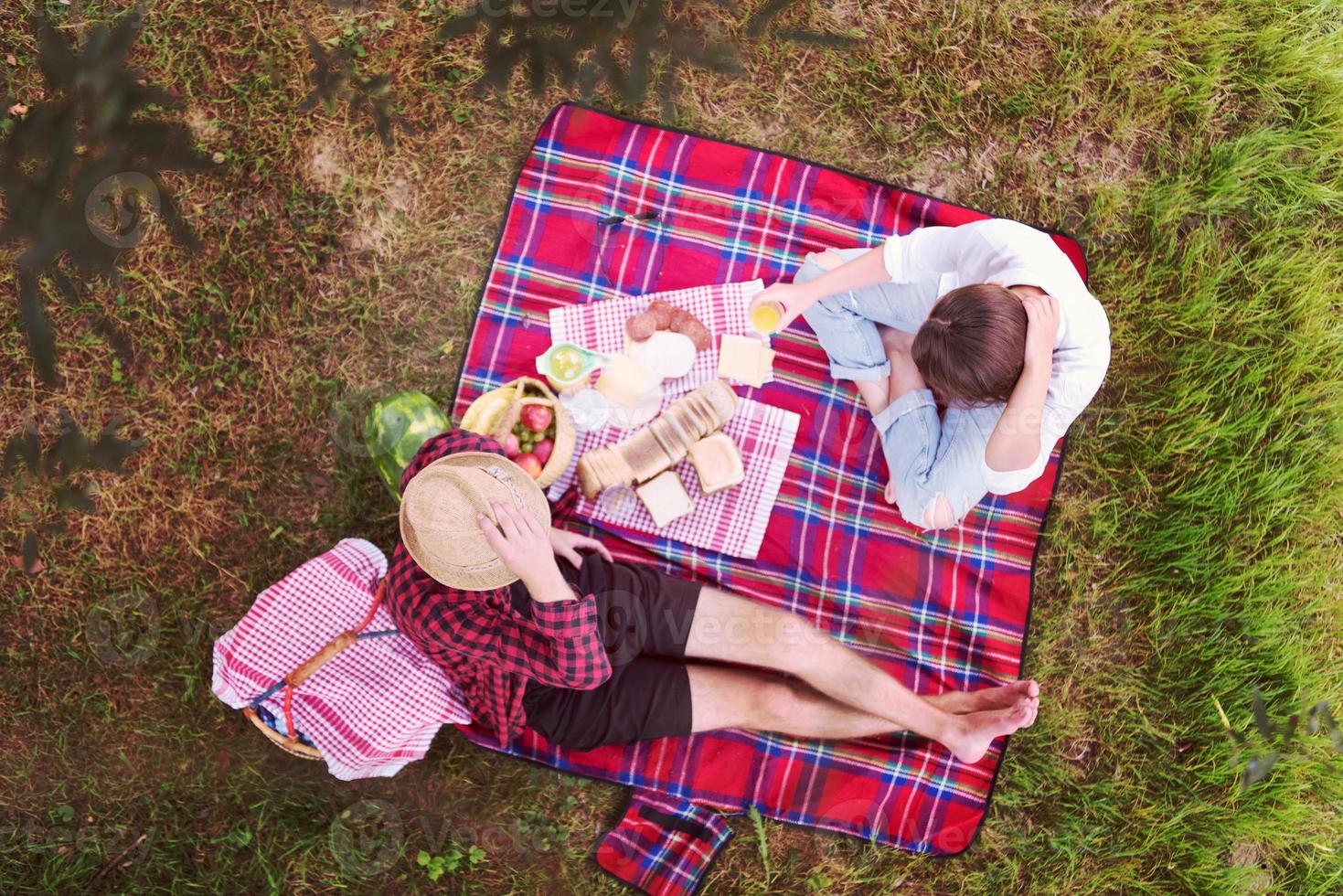 bovenaanzicht van paar genieten van picknicktijd foto