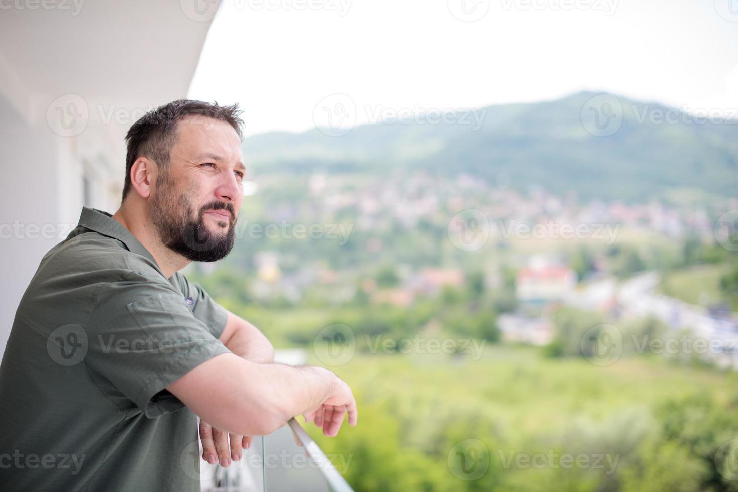 man die op een modern balkon staat foto