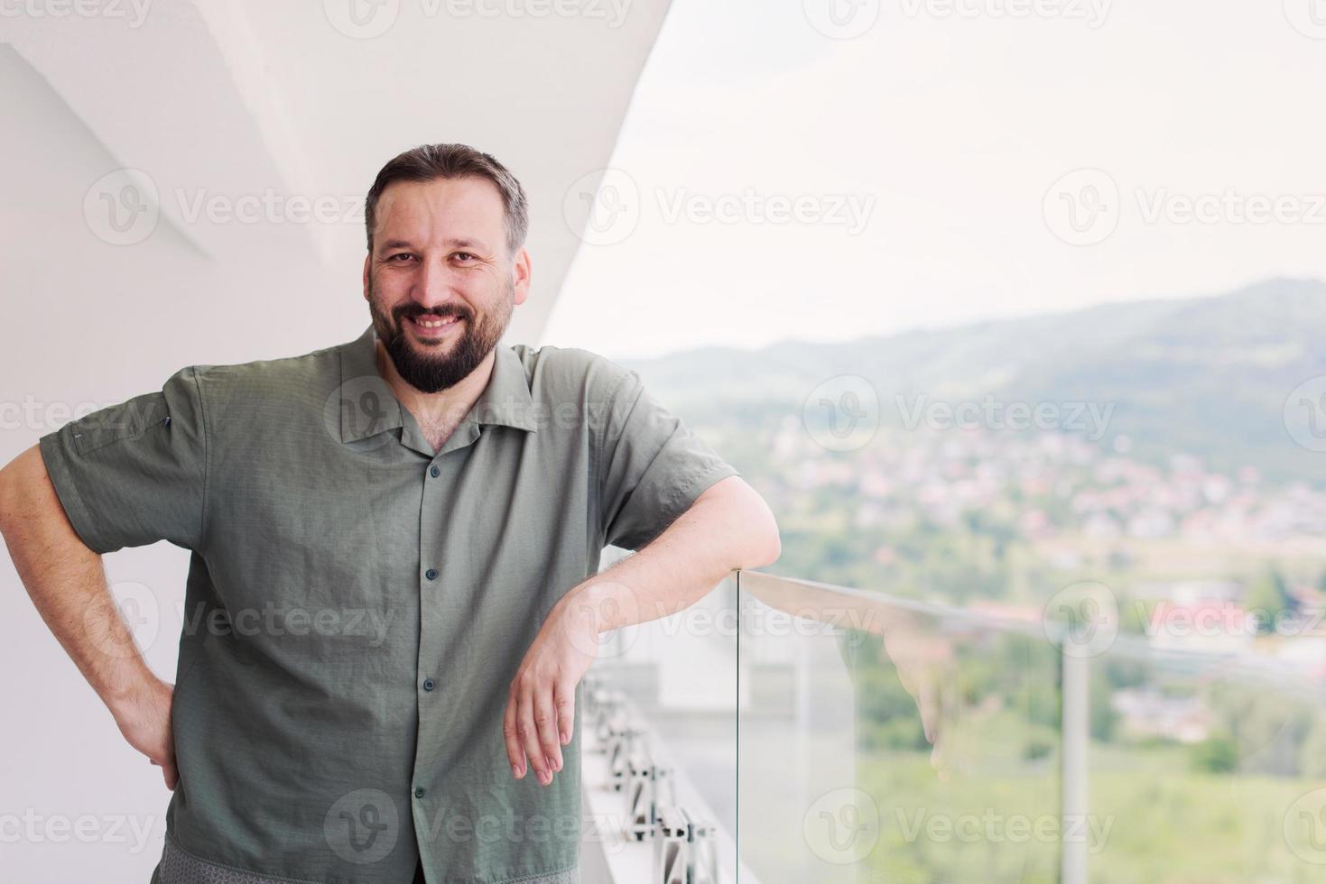 man die op een modern balkon staat foto