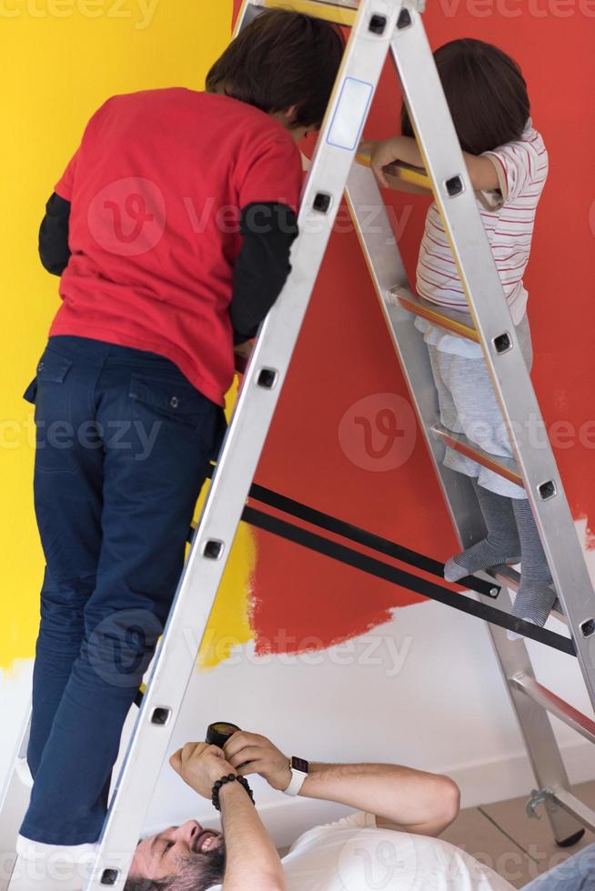 jongens schilderen muur foto