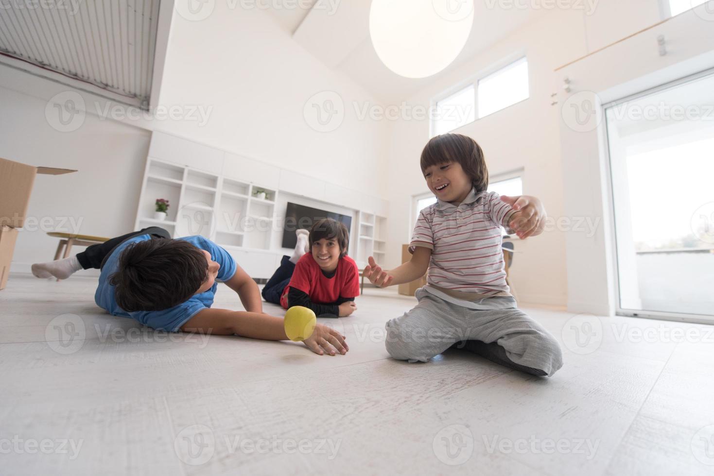 jongens die plezier hebben met een appel op de vloer foto