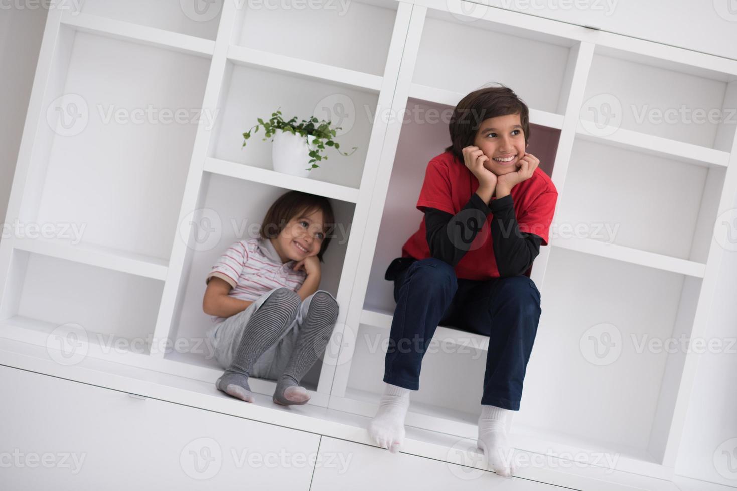 jonge jongens poseren op een plank foto