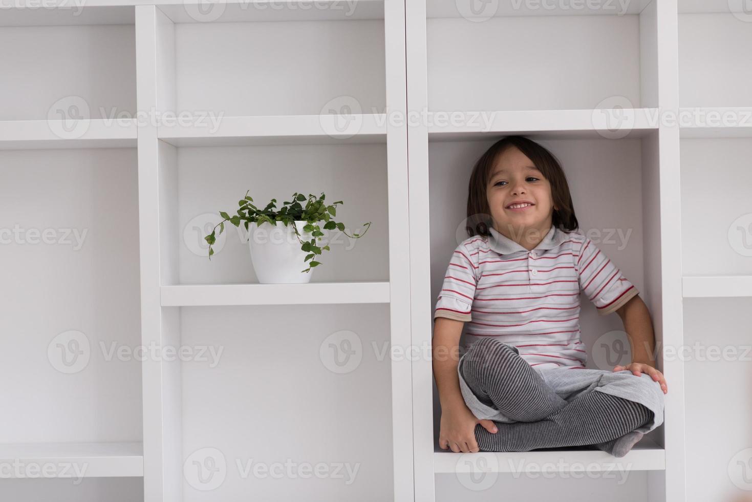 jonge jongen die zich voordeed op een plank foto