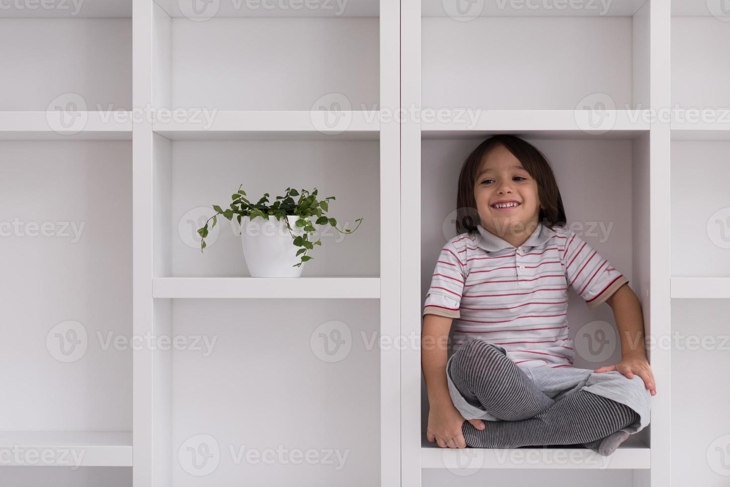 jonge jongen die zich voordeed op een plank foto