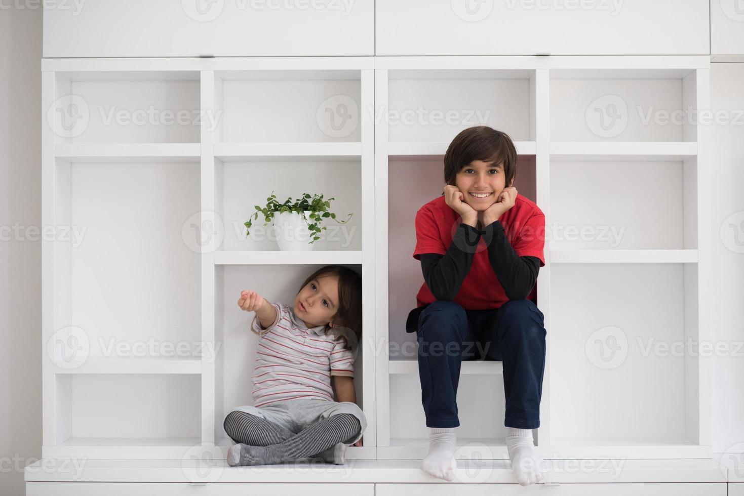 jonge jongens poseren op een plank foto