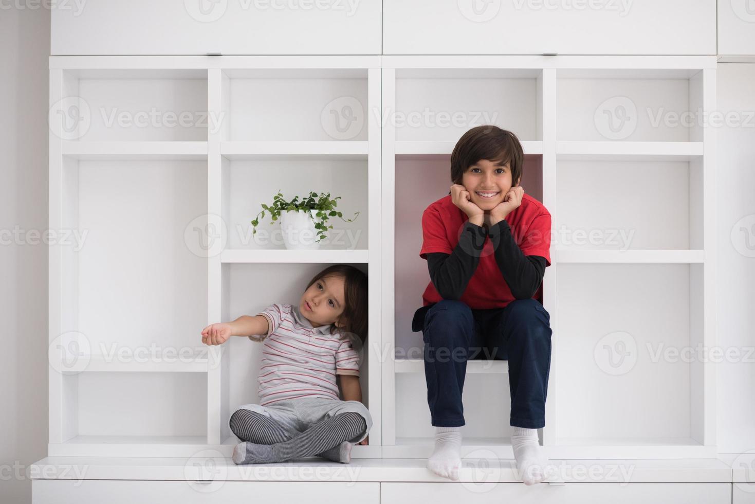 jonge jongens poseren op een plank foto