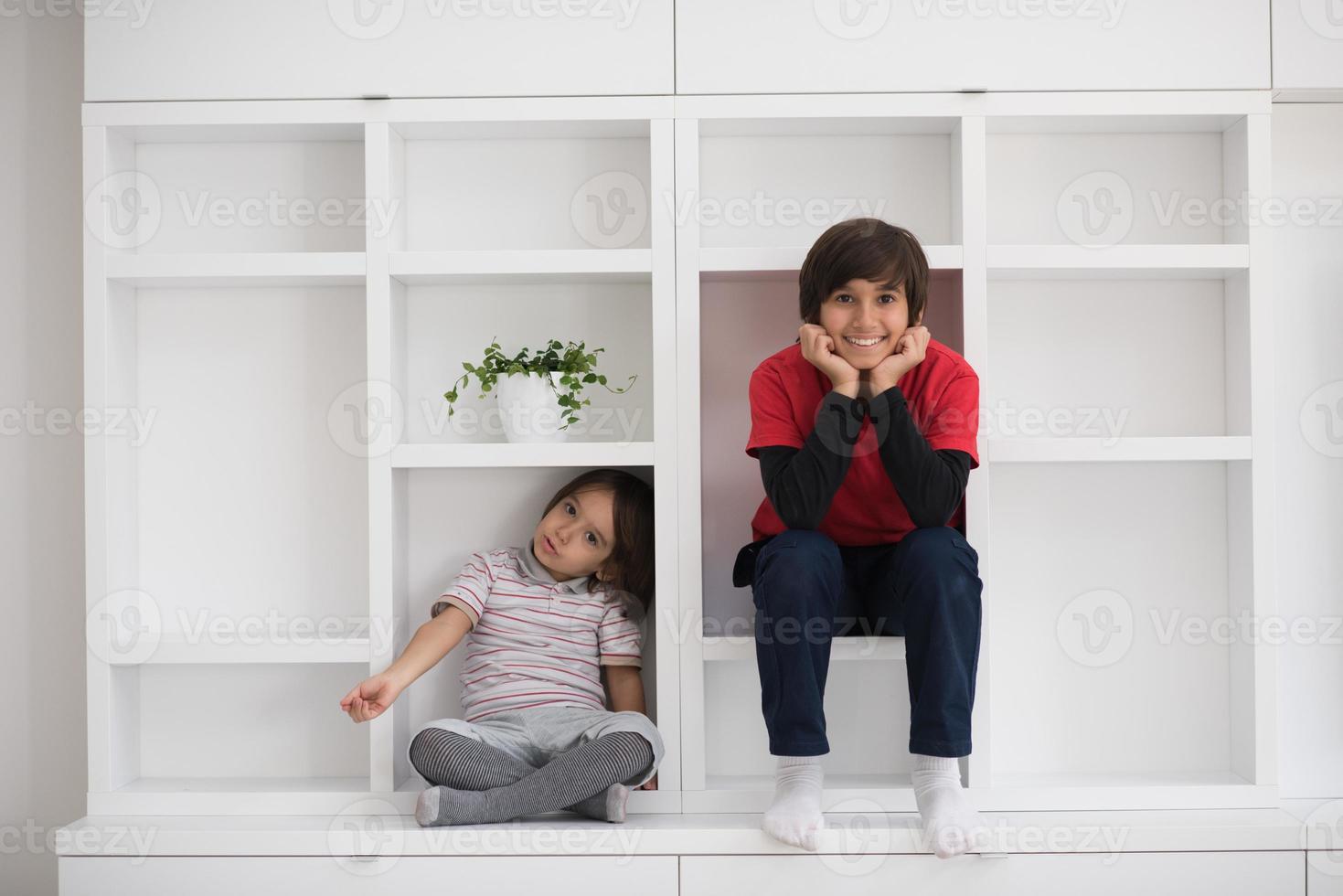 jonge jongens poseren op een plank foto