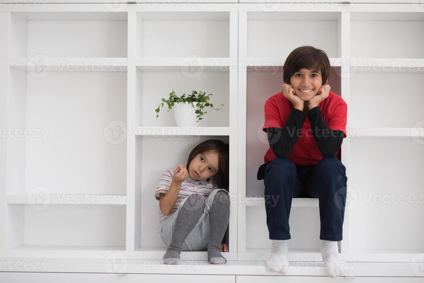 jonge jongens poseren op een plank foto