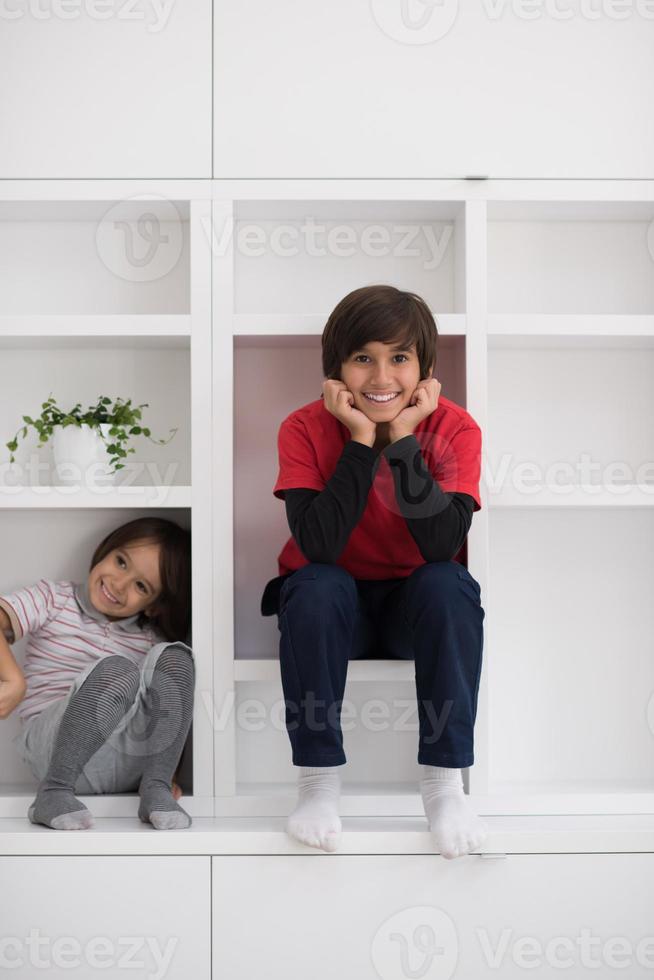 jonge jongens poseren op een plank foto