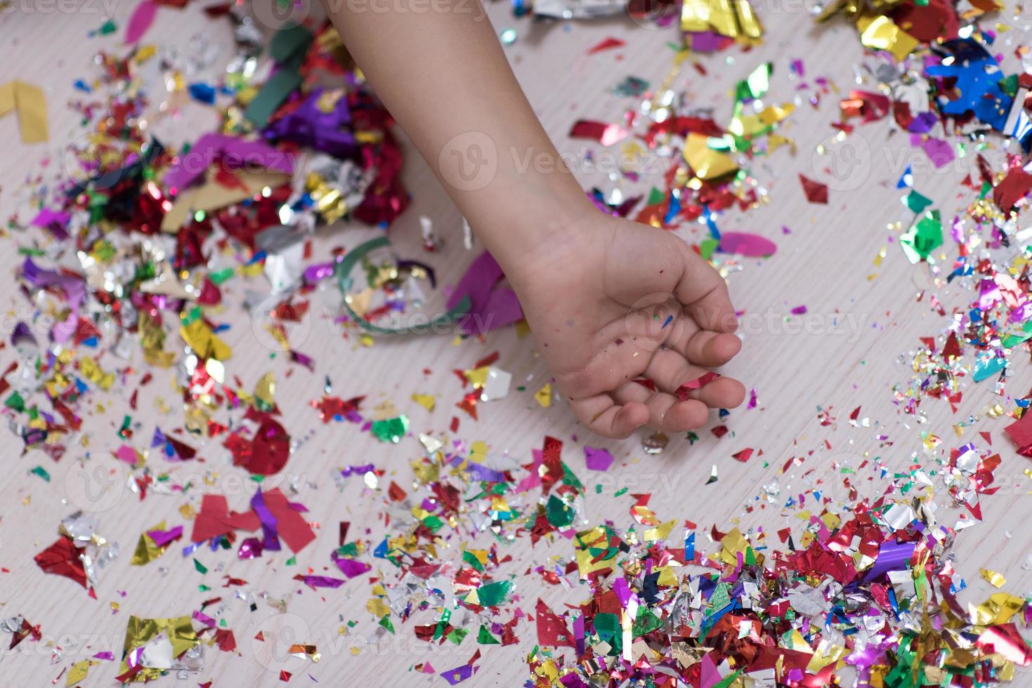 kinderhand met confetti op de achtergrond foto