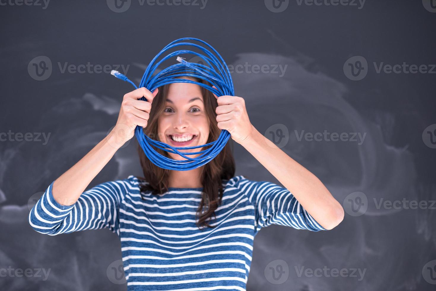 vrouw met een internetkabel voor krijttekentafel foto