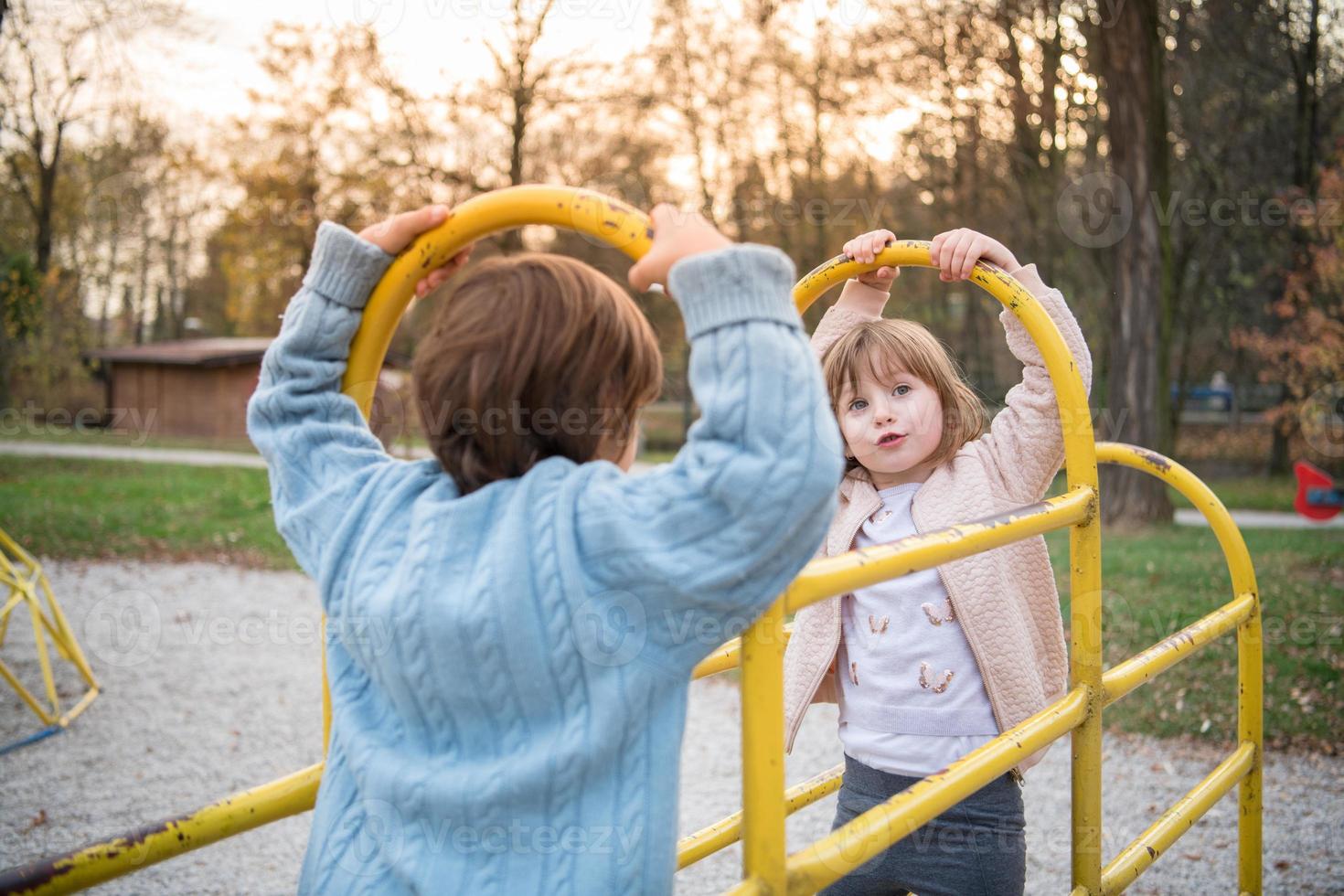 kinderen in park speeltuin foto