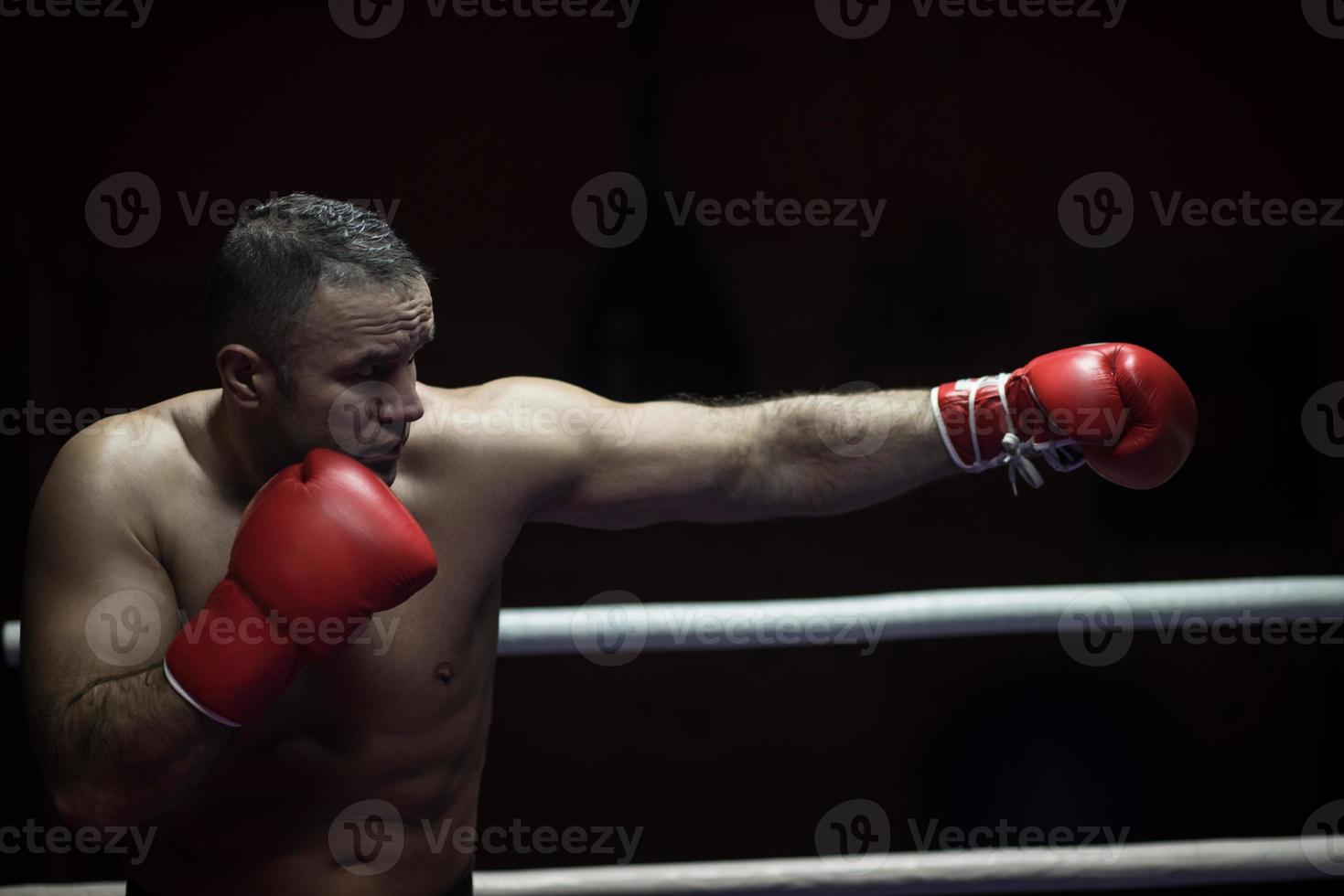 professionele kickbokser in de trainingsring foto