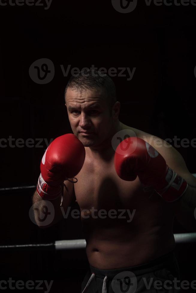 professionele kickbokser in de trainingsring foto