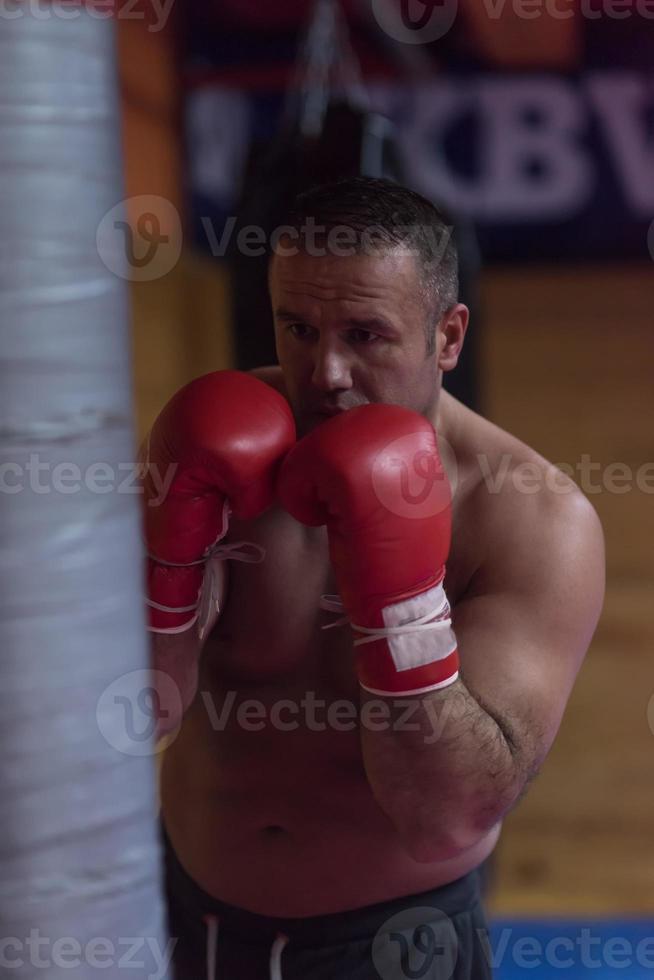 kickbokser trainen op een bokszak foto