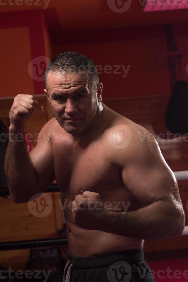 professionele kickbokser in de trainingsring foto