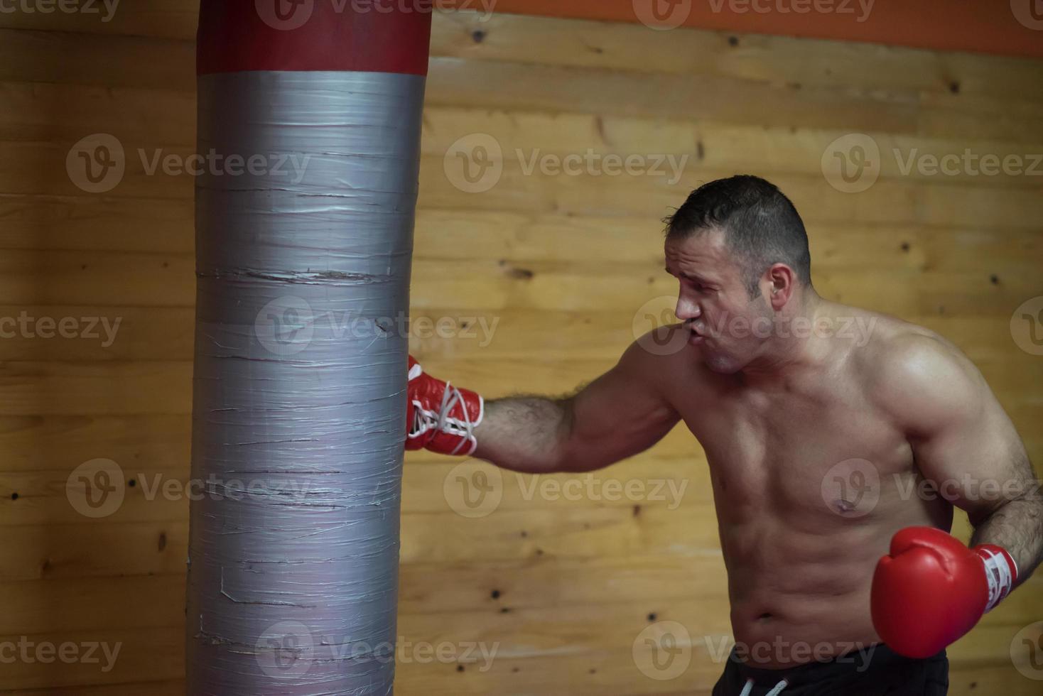 kickbokser trainen op een bokszak foto