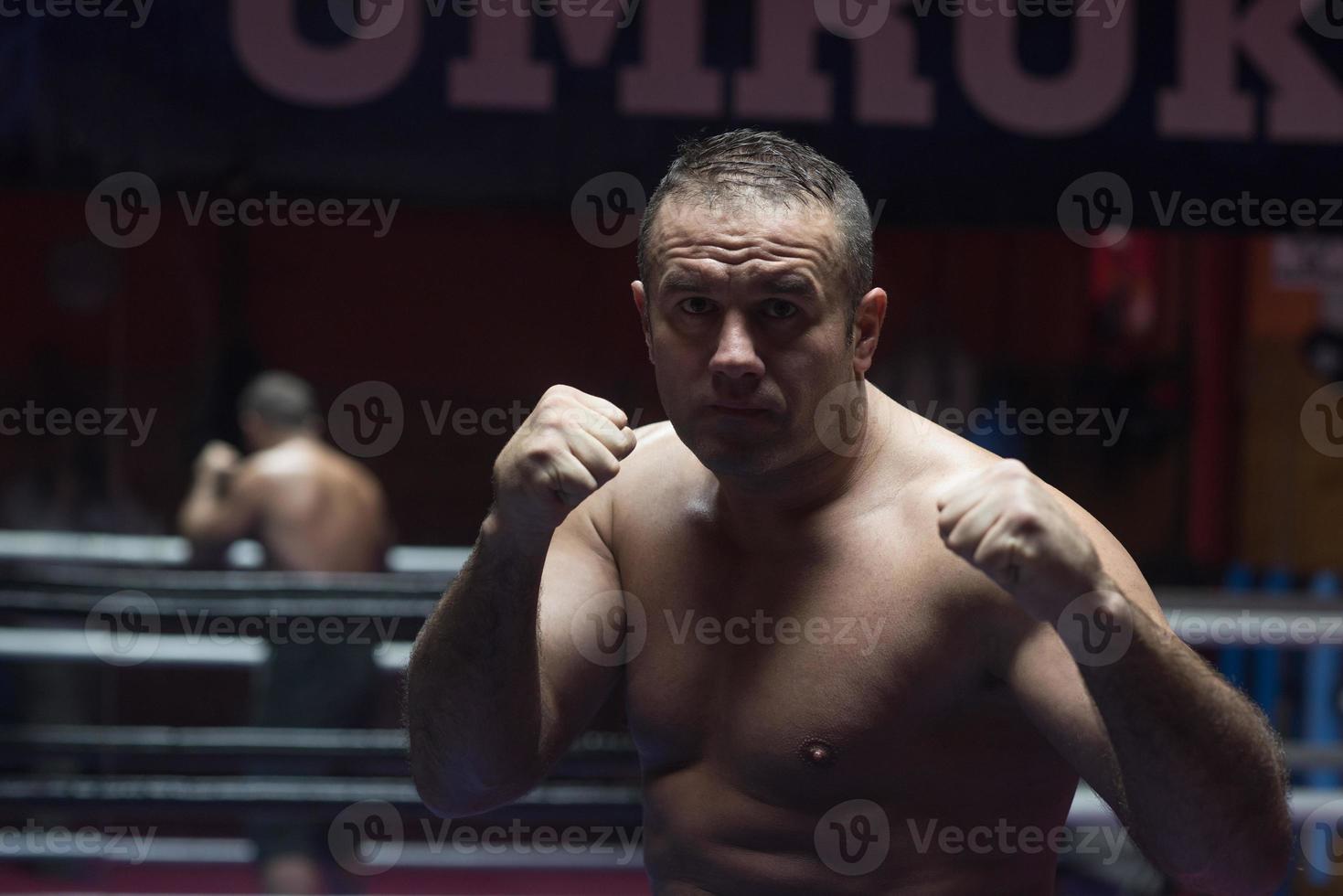 professionele kickbokser in de trainingsring foto