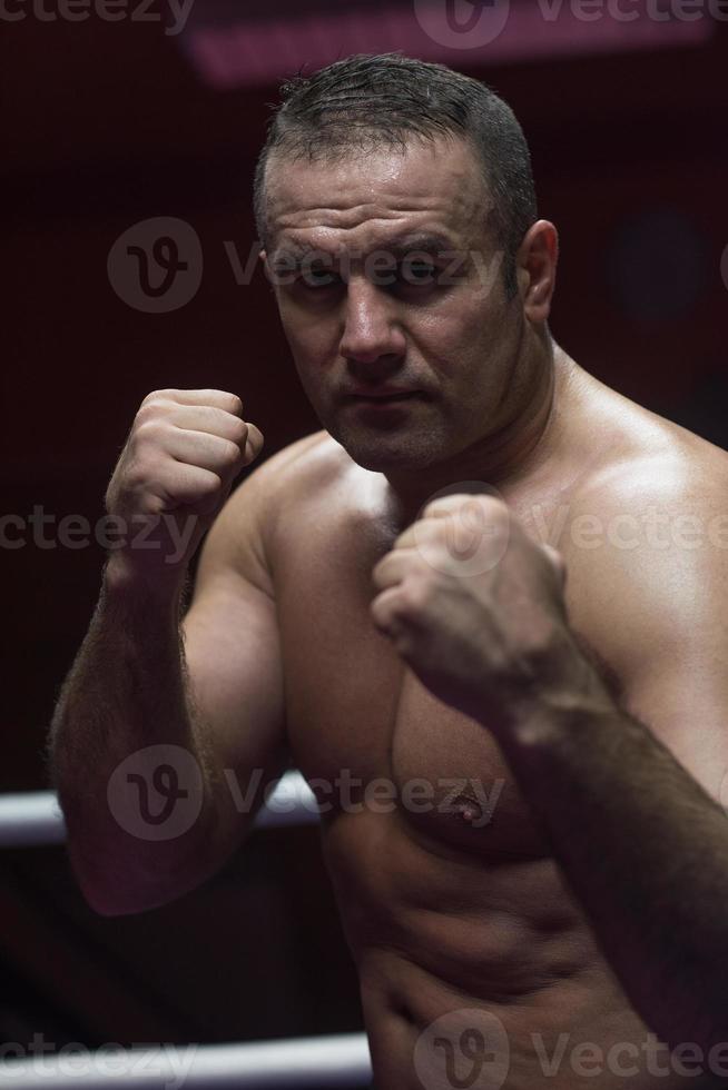 professionele kickbokser in de trainingsring foto