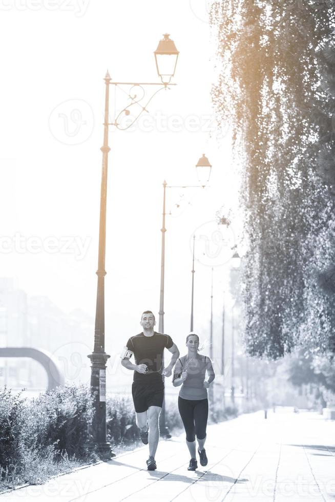 jong stel joggen in de stad foto