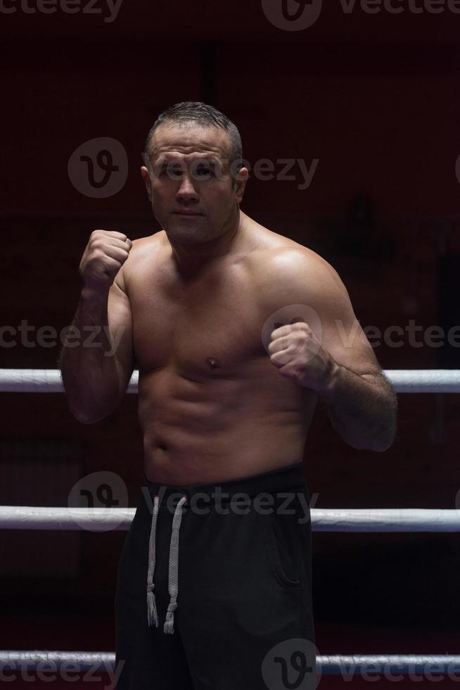 professionele kickbokser in de trainingsring foto