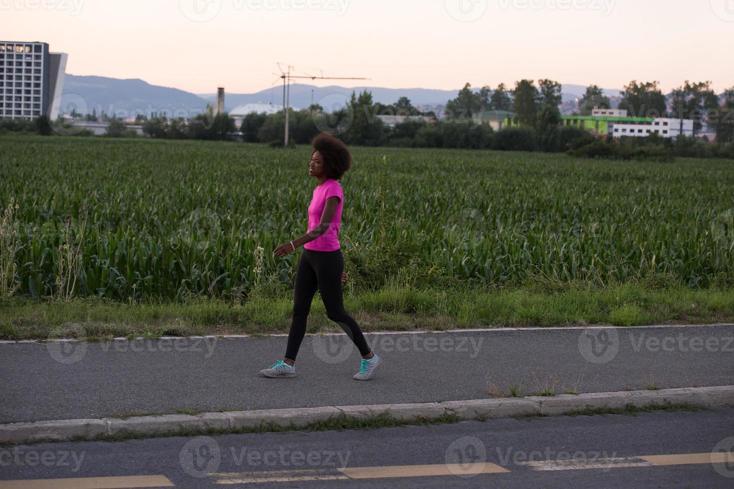 een jonge Afro-Amerikaanse vrouw die buiten jogt foto