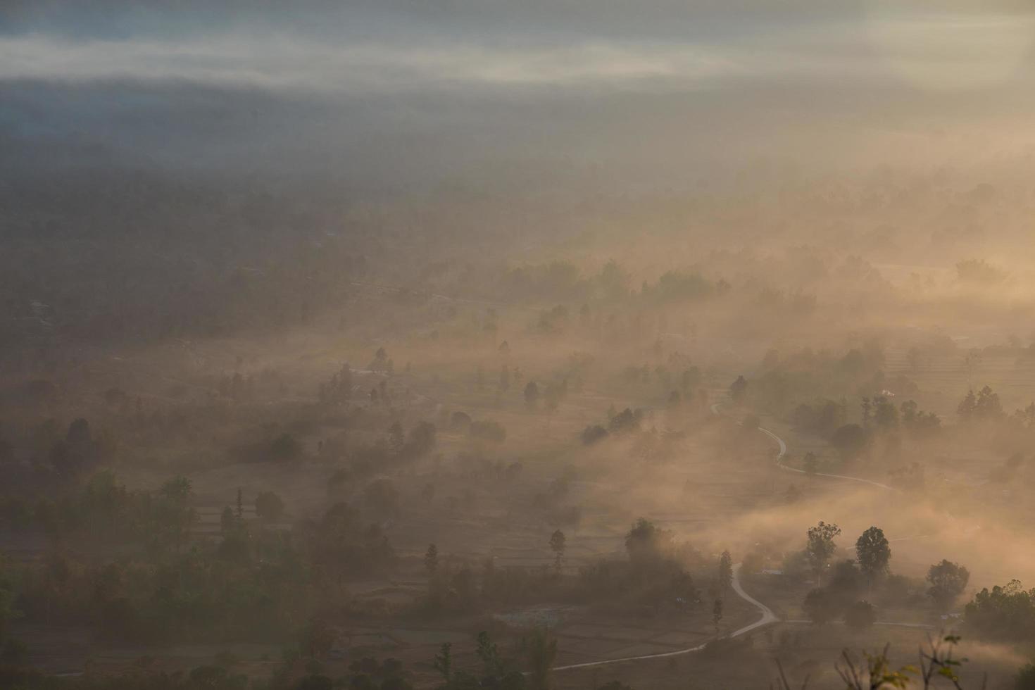 mist en wolk berglandschap zonsopgang foto