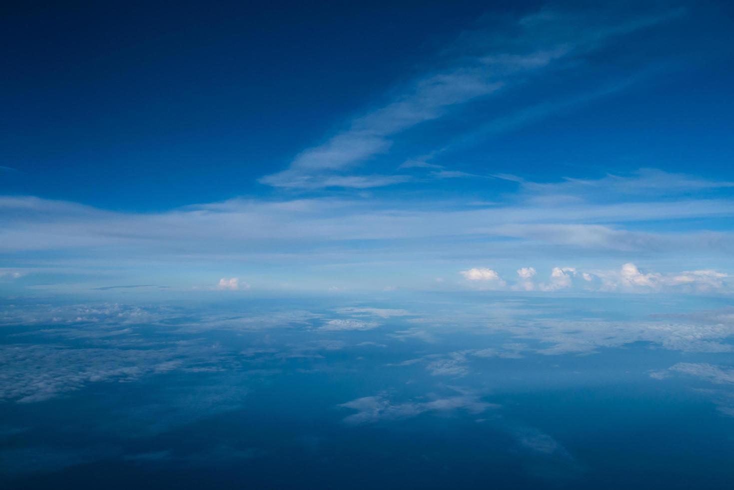 veel wolk in de blauwe lucht foto