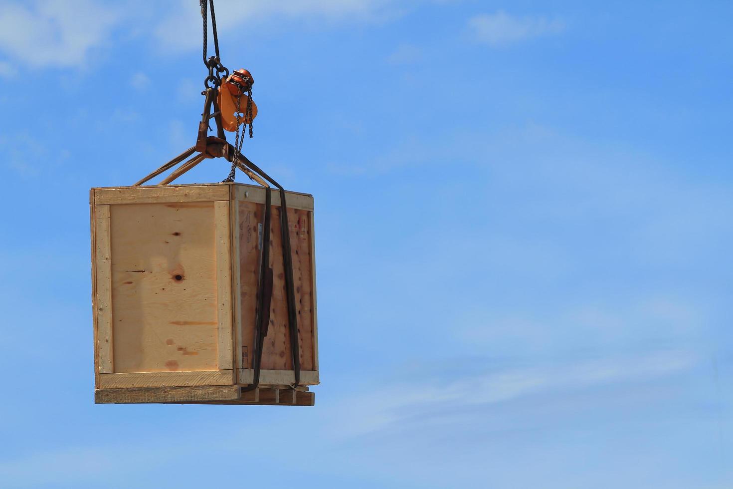 haak met houten container foto