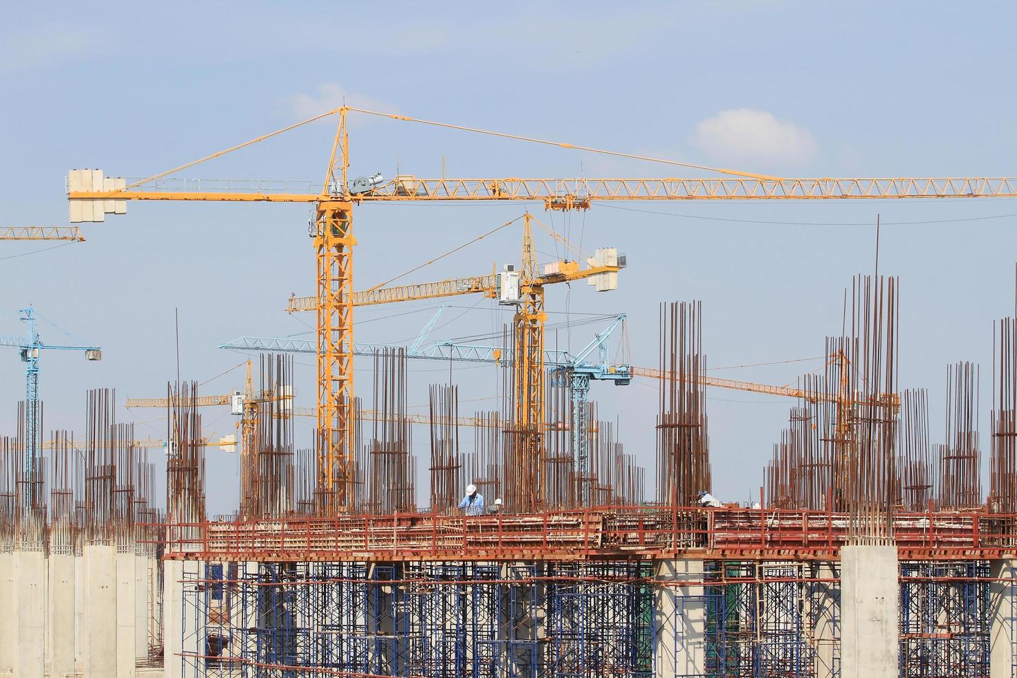 bouwplaats met versterkte betonnen stalen frames die omhoog komen foto