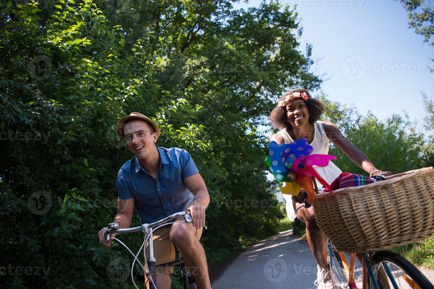 jong multi-etnisch koppel met een fietstocht in de natuur foto