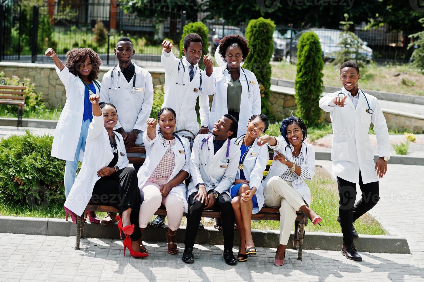 groep afrikaanse artsenstudenten in de buurt van medische universiteit buiten. foto