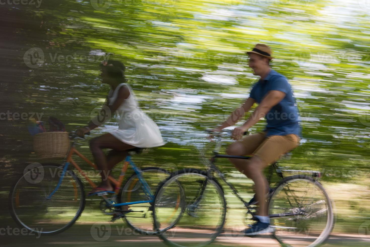 jong multi-etnisch koppel met een fietstocht in de natuur foto