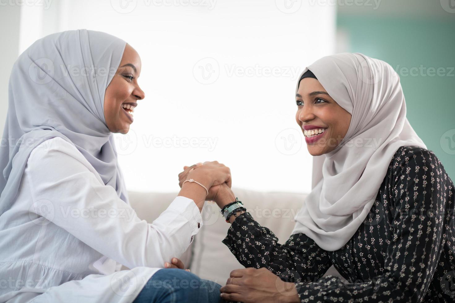 vrouwen hand in hand foto