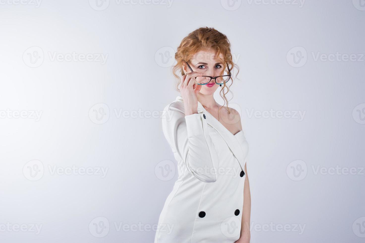 krullend haar meisje in glazen geïsoleerd op een witte studio achtergrond. foto