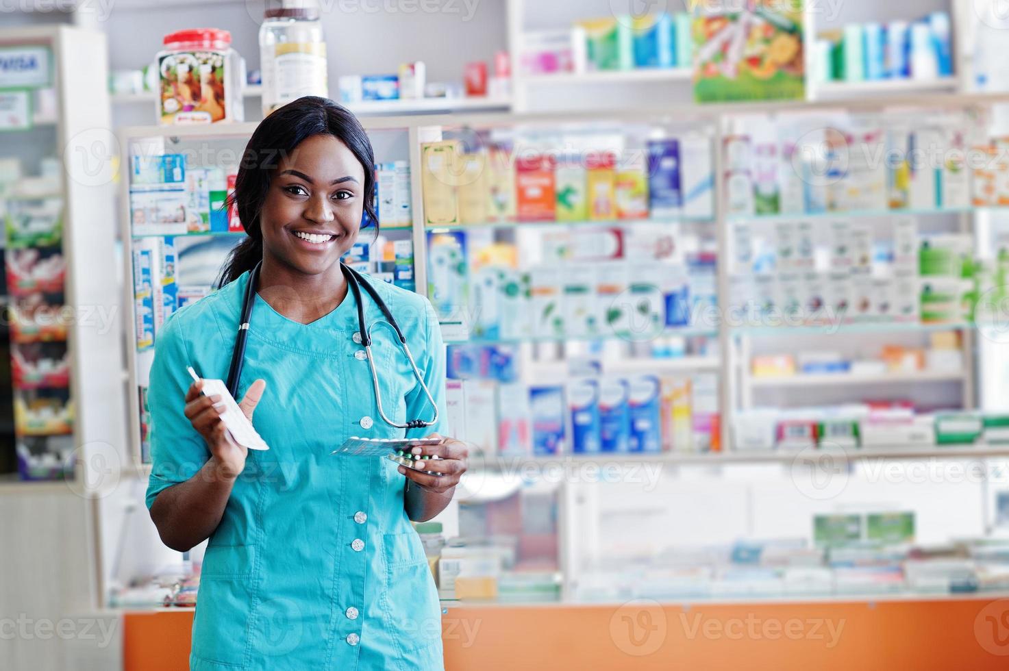Afro-Amerikaanse apotheker werkzaam in drogisterij bij ziekenhuisapotheek. afrikaanse gezondheidszorg. foto