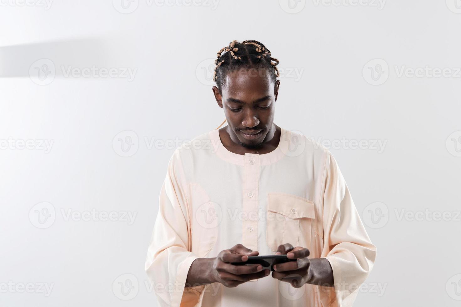 Afrikaanse man met smartphone foto