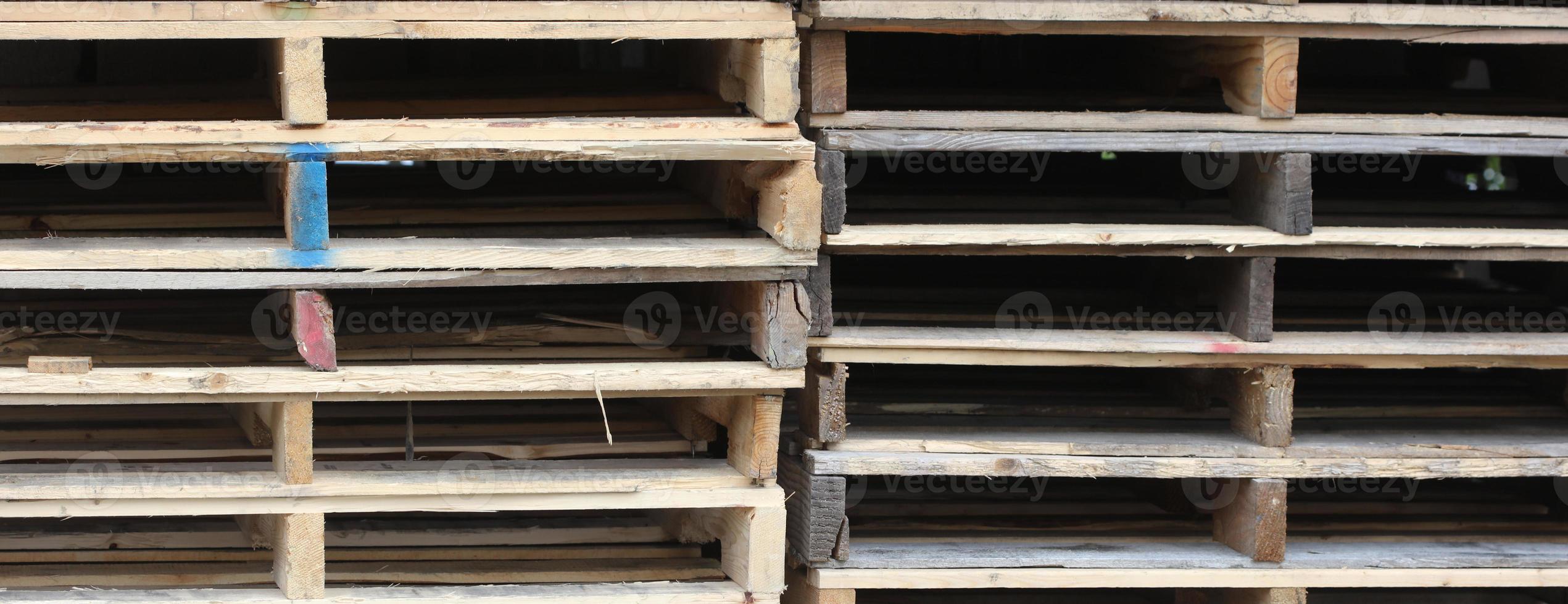 een stapel pallets foto